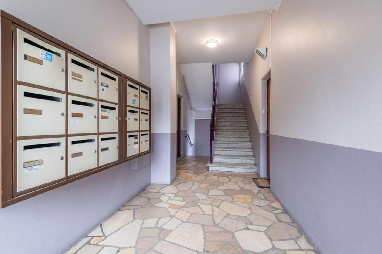 Апартаменти Petit Port Furnished Flat Аннесі Екстер'єр фото